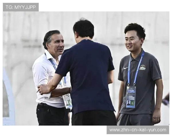 赛后球员互相致意,体育精神受到赞扬,球赛胜利 队员抱在一起 赛后球员互相致意,体育精神受到赞扬,球赛胜利 队员抱在一起