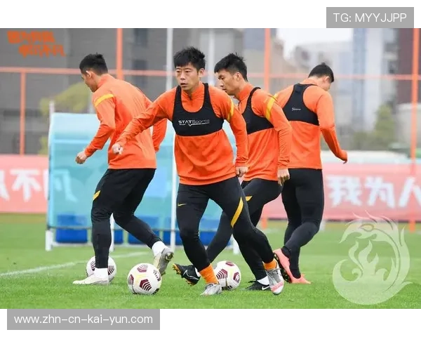 球员在训练中突破技术难点获得教练肯定,持球队员突破后 球员在训练中突破技术难点获得教练肯定,持球队员突破后